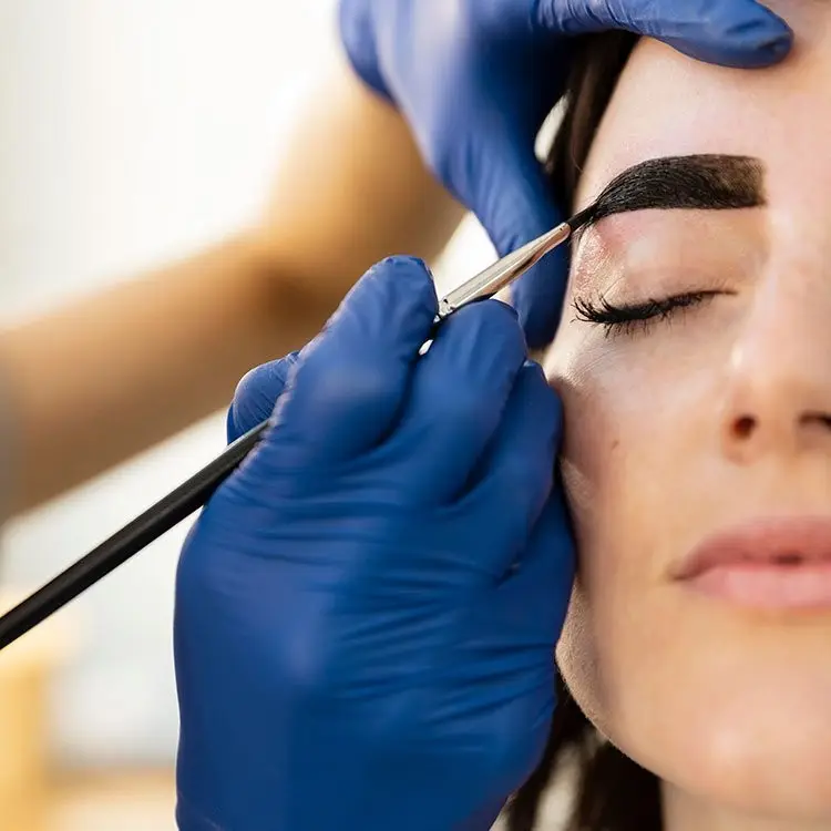 Aplicación de henna en cejas
