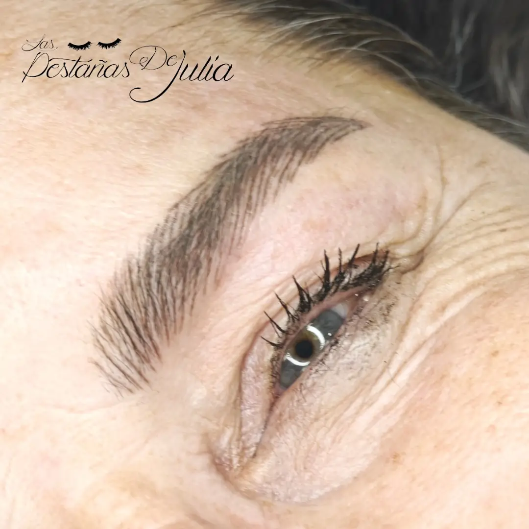 Cejas con microblading y lifting de pestañas