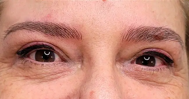 Delineado de ojos y microblading: después