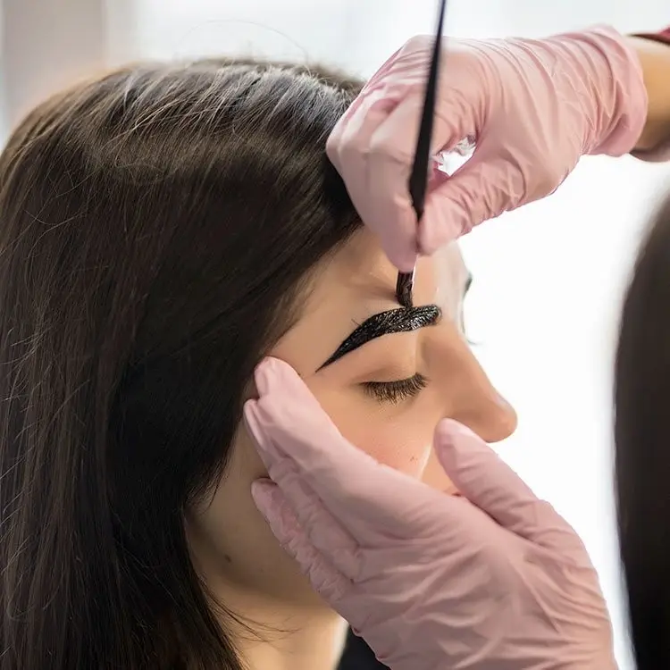 Aplicación de tinte de cejas en el salón