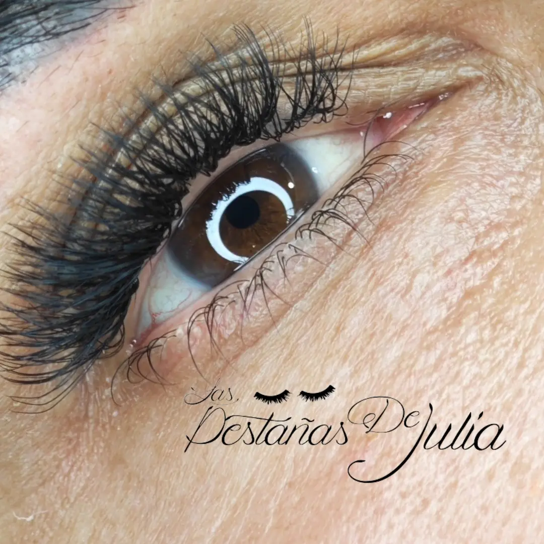 Extensiones de pestañas volumen ruso realizadas en Las Pestañas de Julia, Valencia