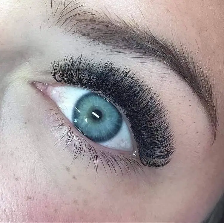 Extensiones de pestañas volumen ruso en ojo azul