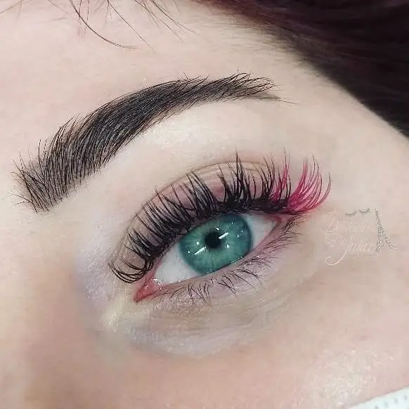 Extensiones de pestañas con toques de color