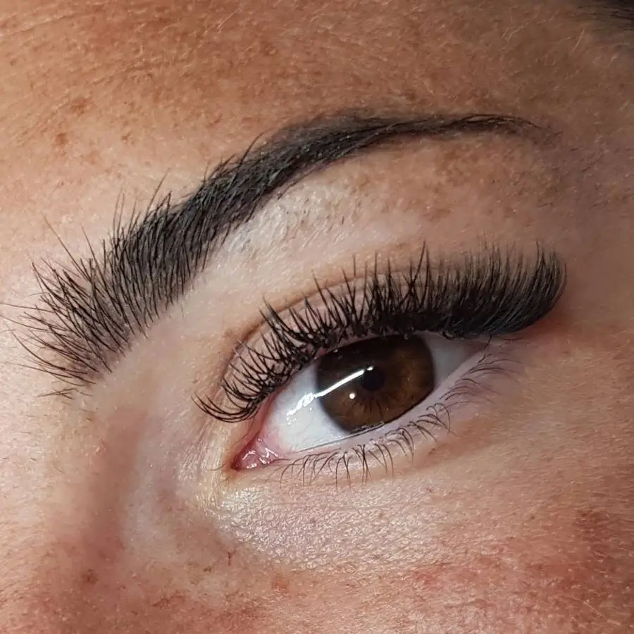 Extensiones de pestañas en ojo marrón