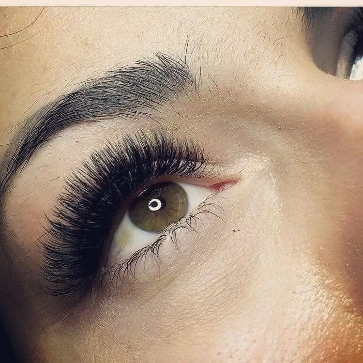 Extensiones de pestañas volumen en ojo verde