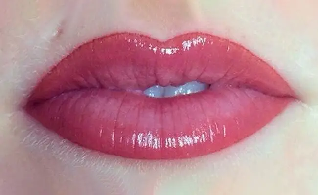 Labios micropigmentados con efecto jugoso