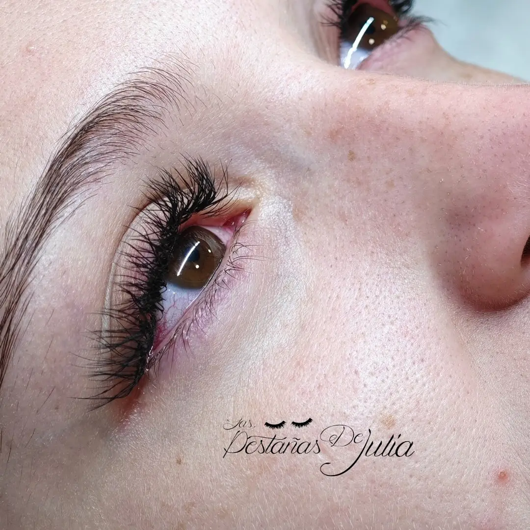 Ejemplo real de light lashes en Las Pestañas de Julia