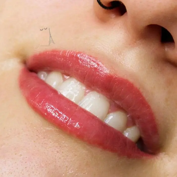 Labios con micropigmentación en tono rojo