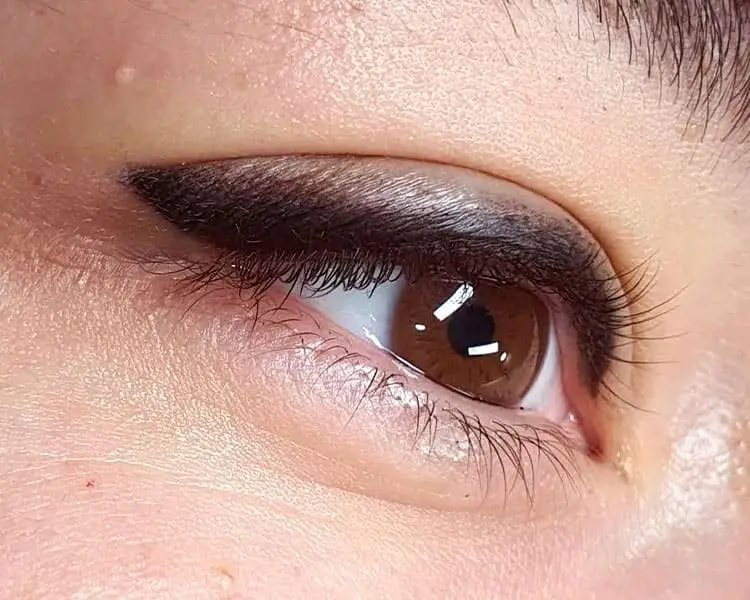 Delineado de ojos micropigmentado