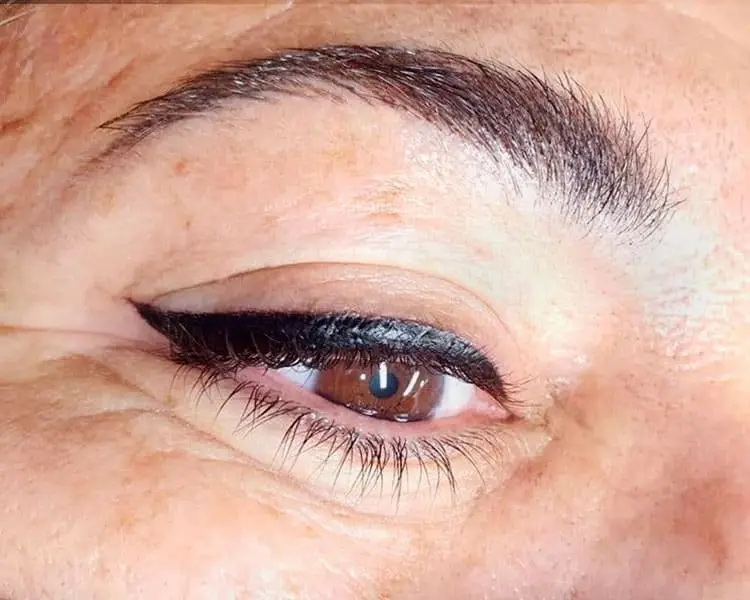 Resultado de micropigmentación de ojos en tono oscuro