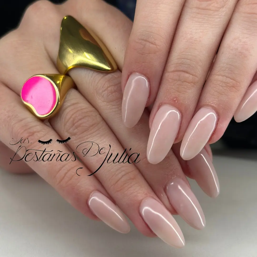 Uñas de acrygel largas en tono nude