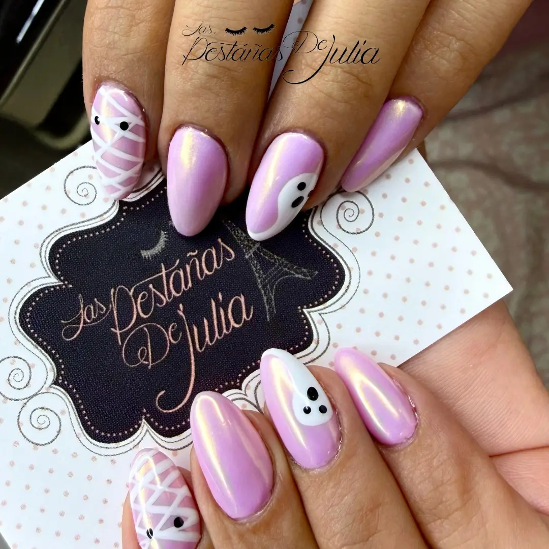 Uñas de gel decoradas en el salón